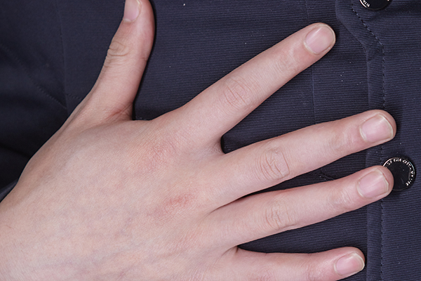 手上频繁起小水泡是怎么回事,手上长出一粒粒小水泡很痒怎么办