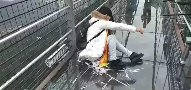 网红玻璃桥悬崖秋千,网红旅游打卡玻璃滑道