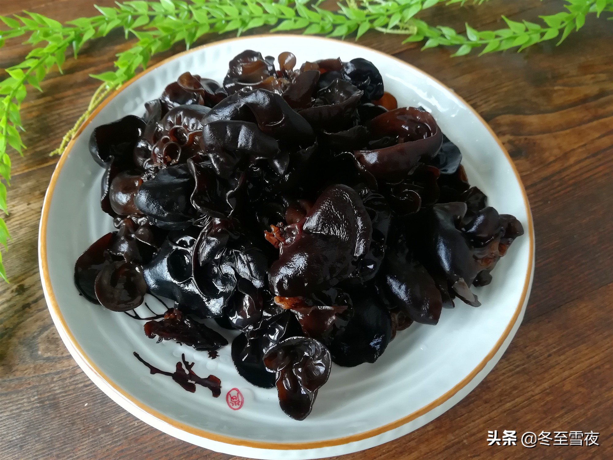 泡发干木耳用冷水还是热水好？教你这样做，泡发的口感好，营养好