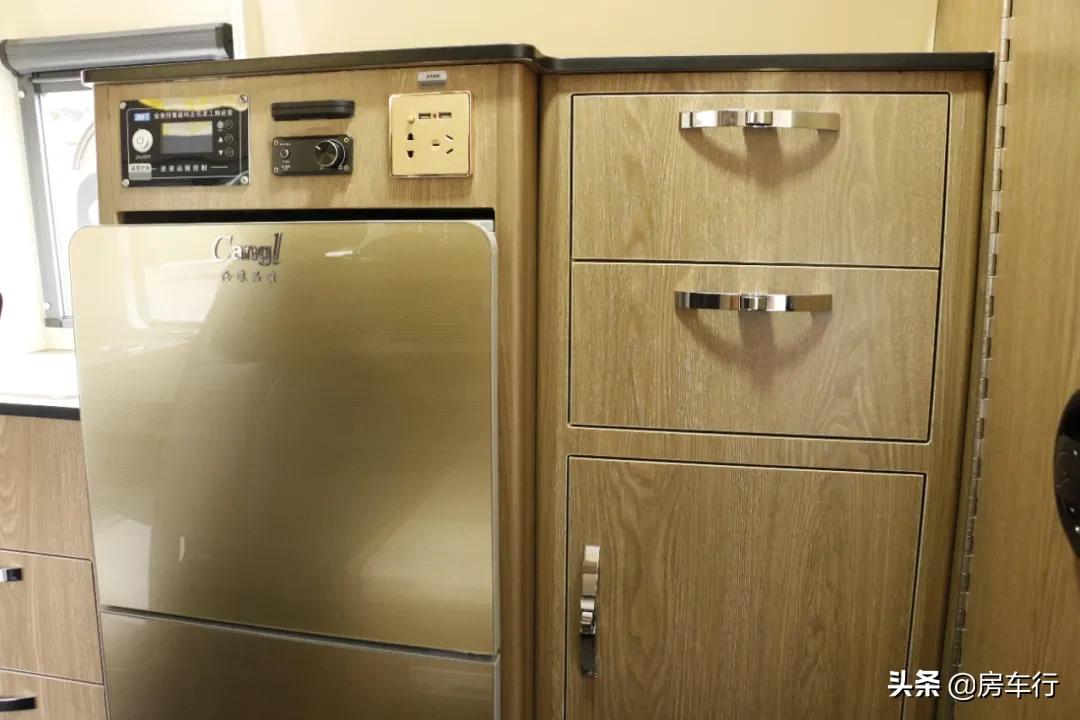 福特卫航房车2.2t柴油,福特新全顺2023款卫航房车