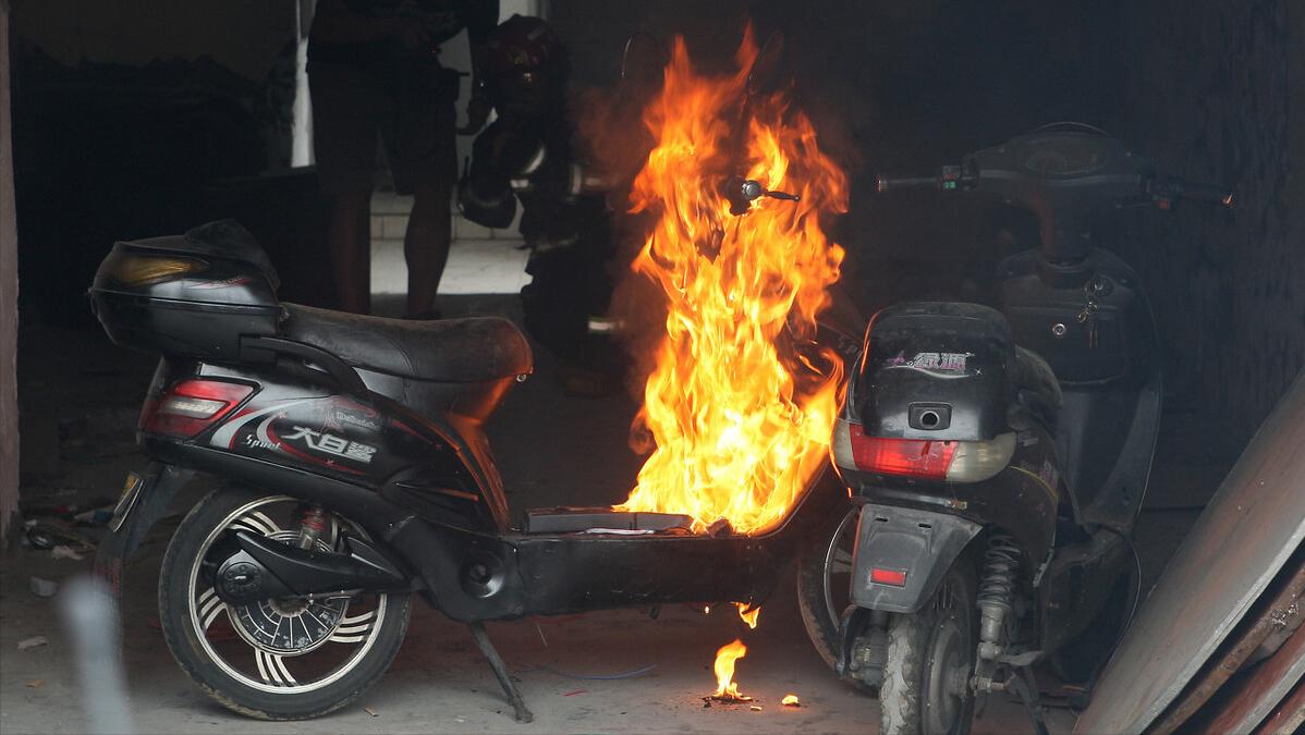 电动车72v石墨烯和铅酸电池的区别,电动车锂电和铅酸电池哪个更安全