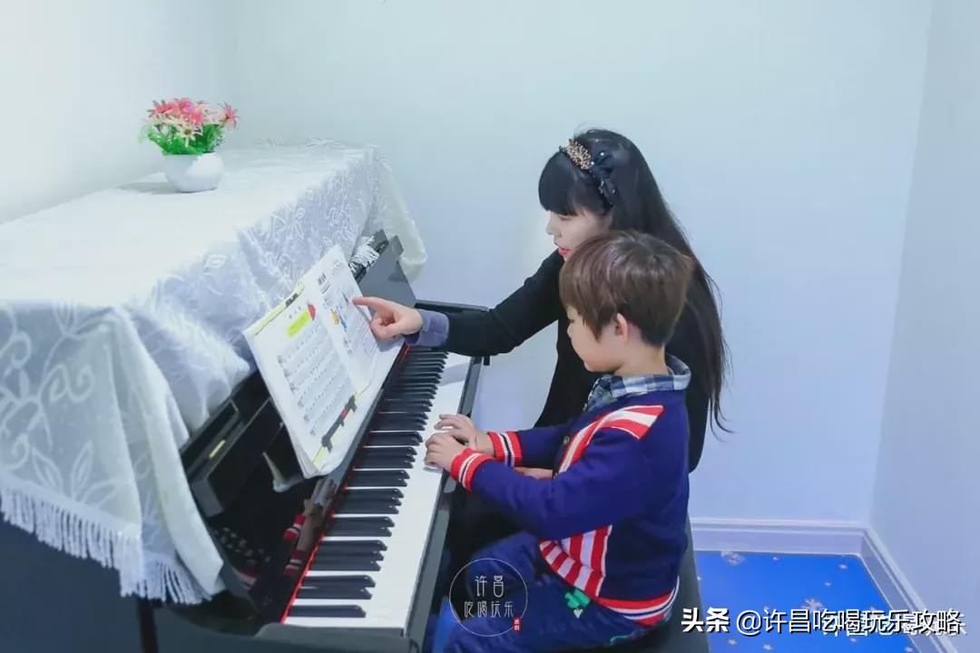 高尔夫球场、外教老师、恒温游泳池，这是什么神仙幼儿园？