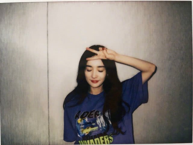 杨幂现在超美穿修身白裙配波浪卷,杨幂穿搭发光短裤