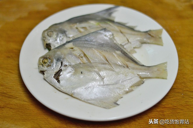 鲳鱼的最佳吃法清蒸鲳鱼,清蒸鲳鱼用最简单的方法做出来