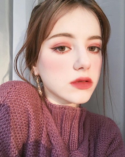 17岁俄罗斯妹子走红，韩妆化得出神入化，被封为“人间水蜜桃”！