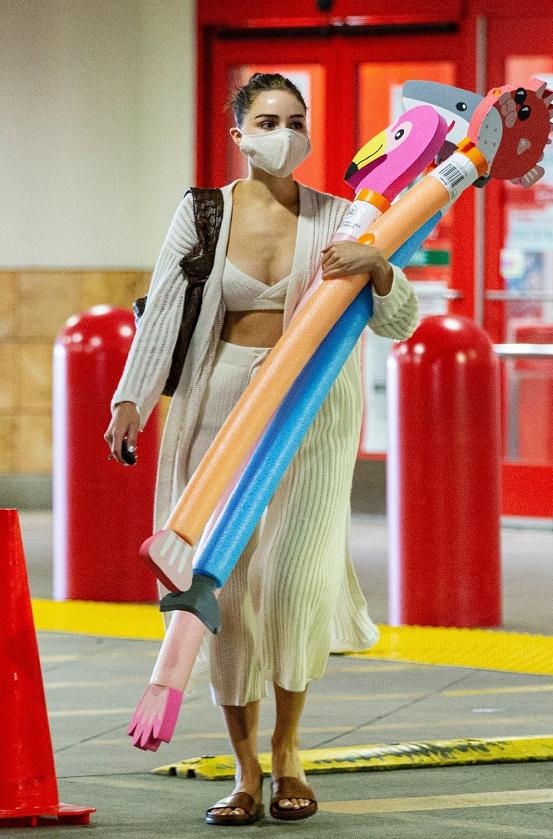 奥莉维亚·库尔普身穿长款条纹雪纺开衫,轻盈飘逸,仙气十足