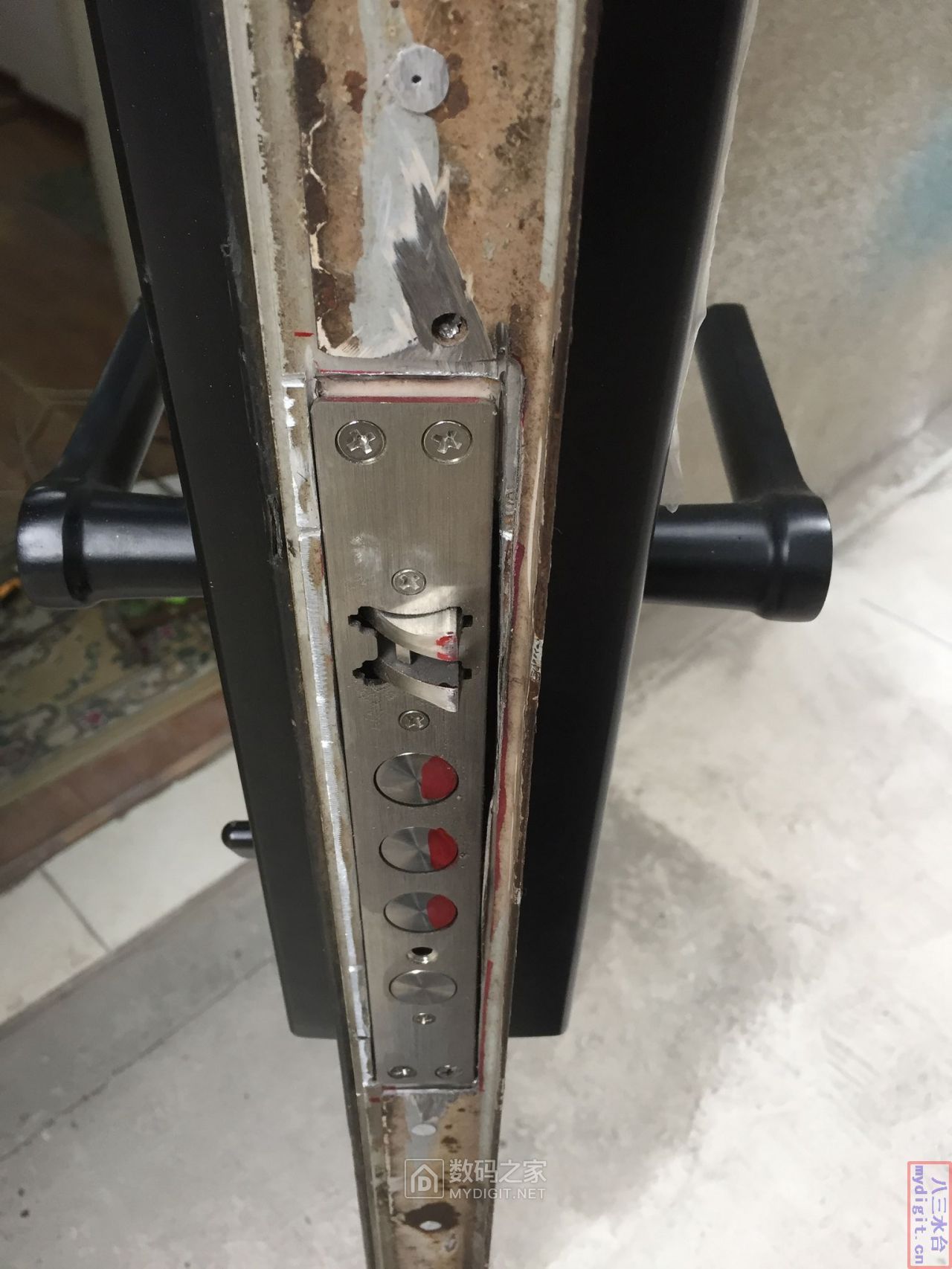 老式防盗门如何安装指纹锁,老防盗门指纹锁安装教程