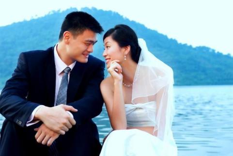 姚明与女儿姚沁蕾最近打球视频,姚明携女儿姚沁蕾打球走红网络