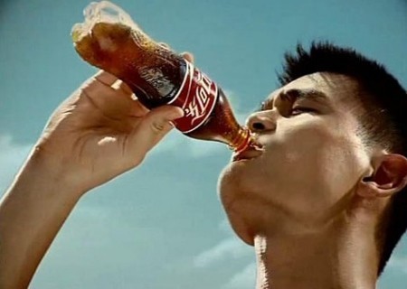 小孩经常喝可乐会有什么后果,男人经常喝可乐对身体有什么危害