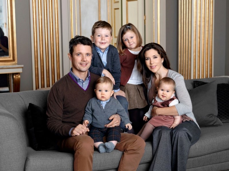 被波兰第一夫人气质惊艳了！红色大衣高贵又优雅，丹麦王妃都输了