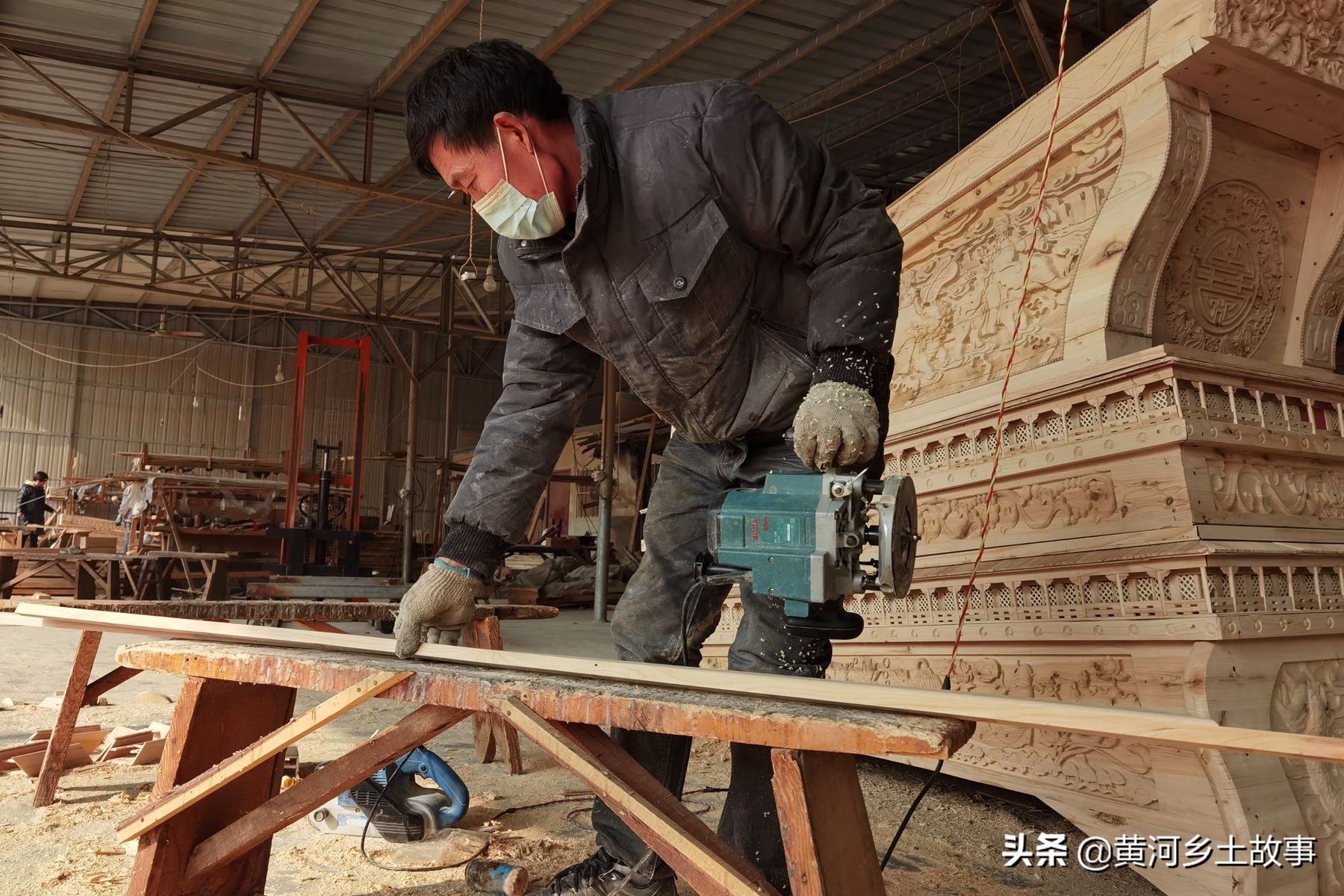 山西农民自制棺材,山西农民大哥做棺材