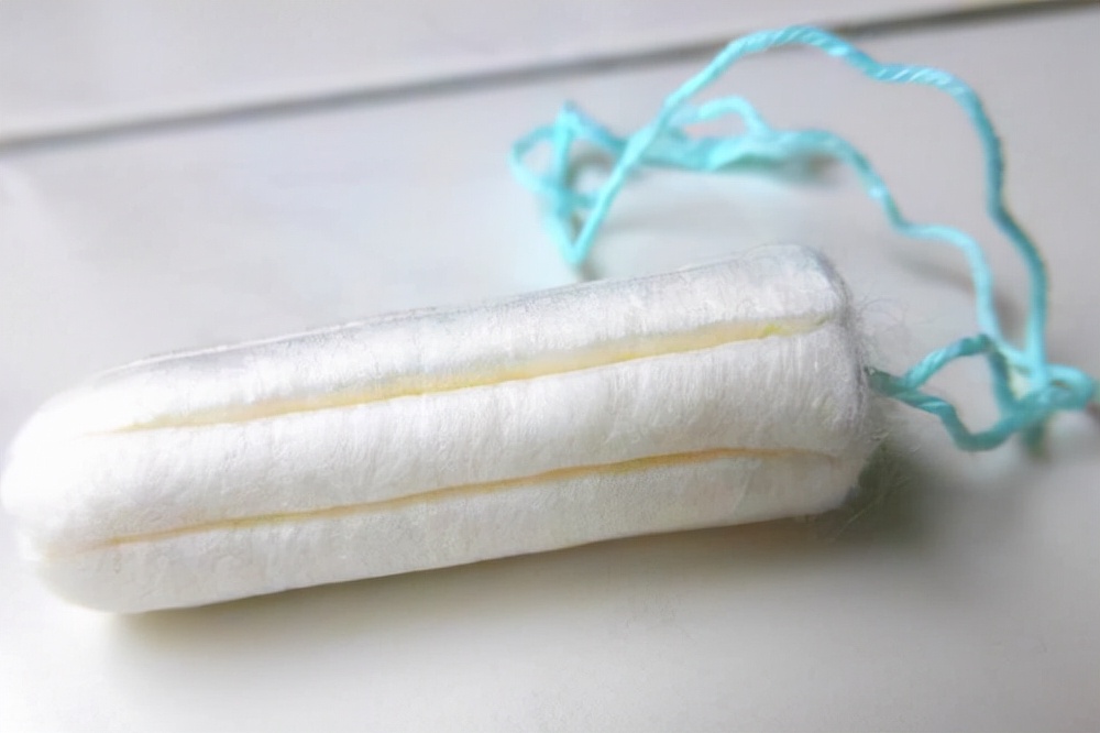 18岁少女，偷用卫生棉条卡住，无奈去医院求助，医生：不能这样用