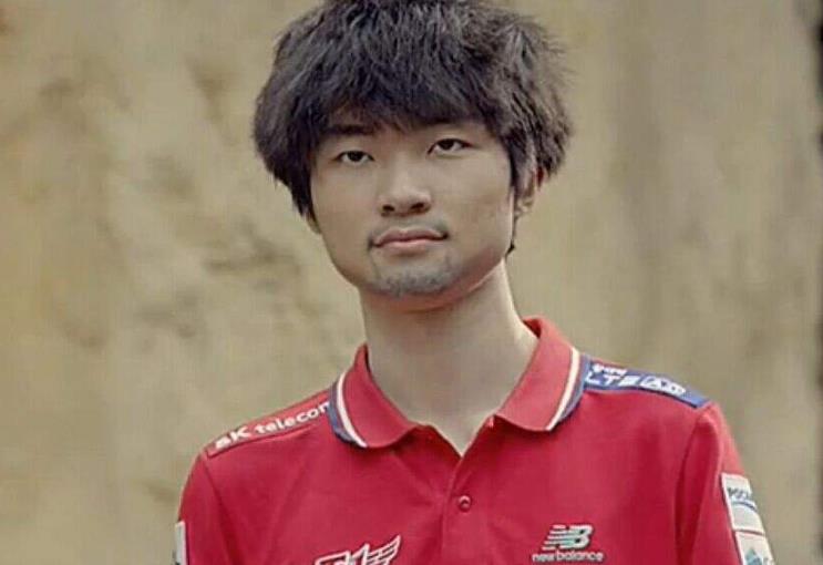 电竞只看身材？女解说因抢话遭怒怼，发泳装照后水友集体倒戈