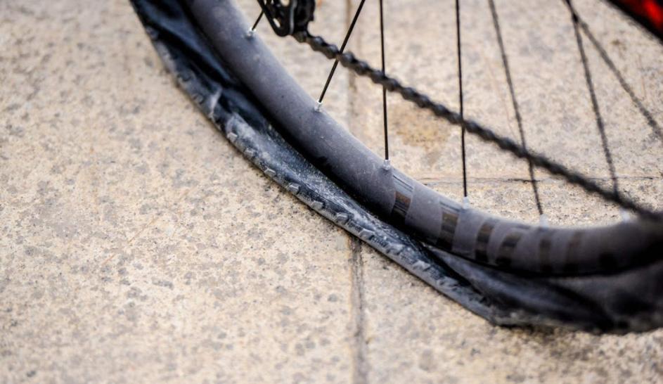 电车高速爆胎正确处理,机动车突然爆胎驾驶人切忌慌乱