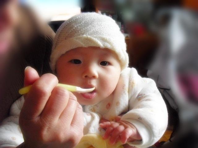 新生儿出生后，新妈妈怎样开奶比较好？宝宝第一口该吃什么呢？