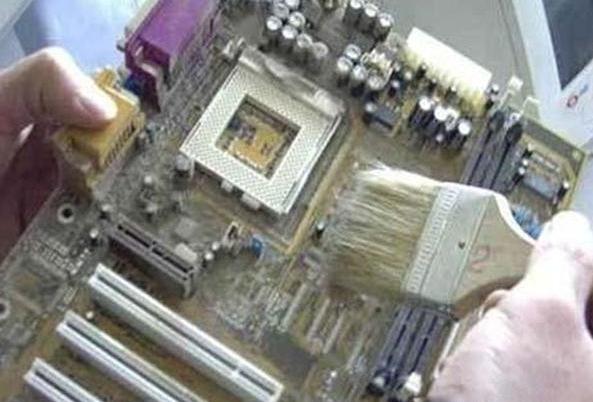 电脑屏幕亮的就无法开机,电脑显示屏不能开机是怎么回事