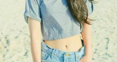 低头看看肚脐,低头看看自己的肚子