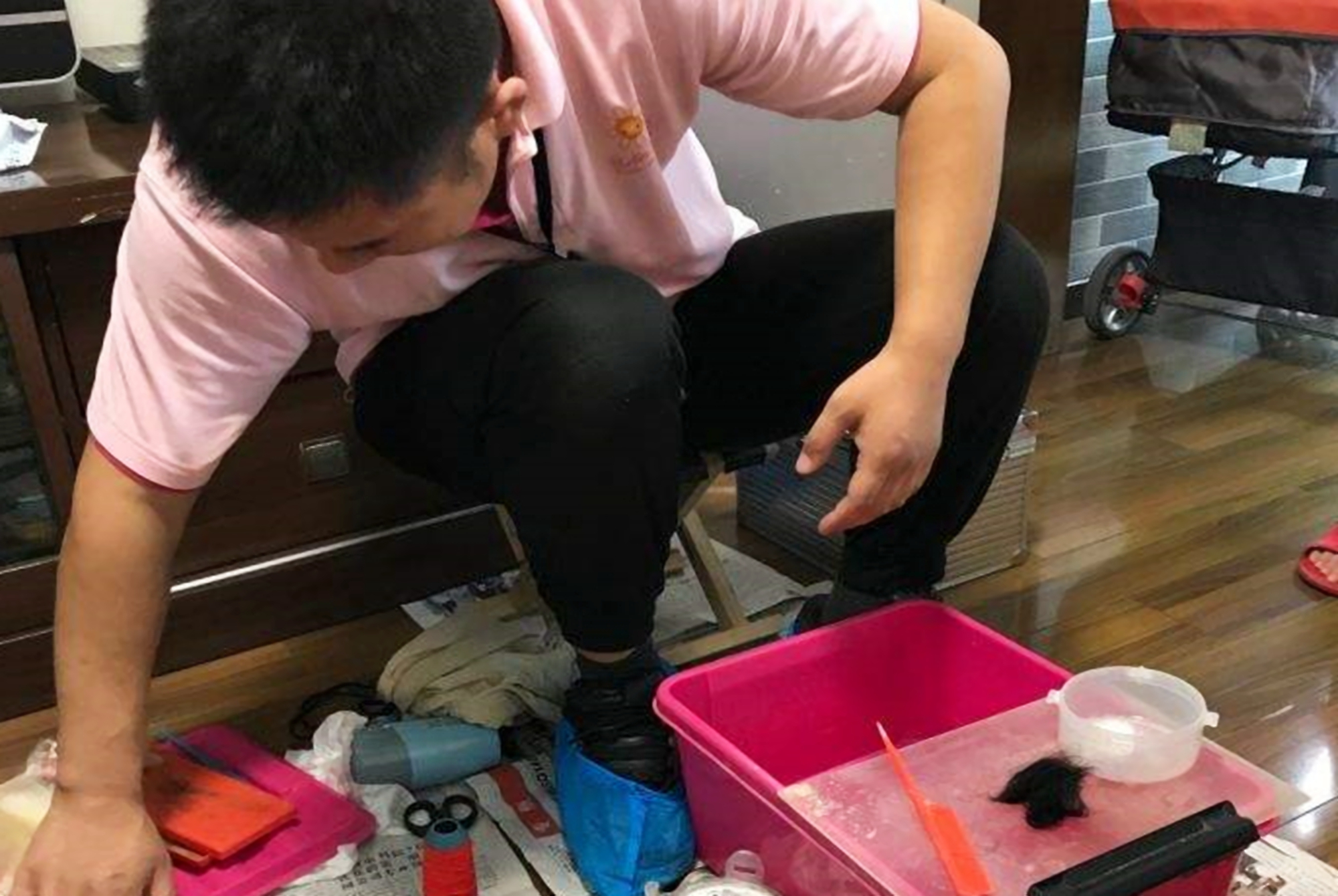 奶奶给孩子剃眉毛,给孙女剃光眉毛