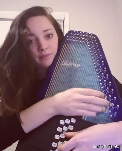 美人不做“花瓶”?她会芭蕾提琴走秀演戏,还是门萨高智商会员