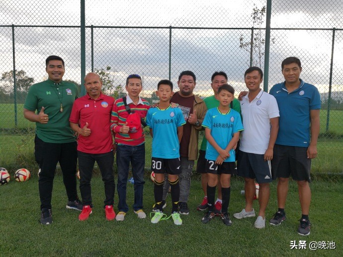 云南彩蕴康庄体育大力推广校园足球，训练后放松有创意！动静结合