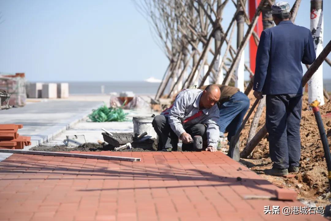 向坚守岗位的一线工人致敬,向坚守在户外的劳动者致敬