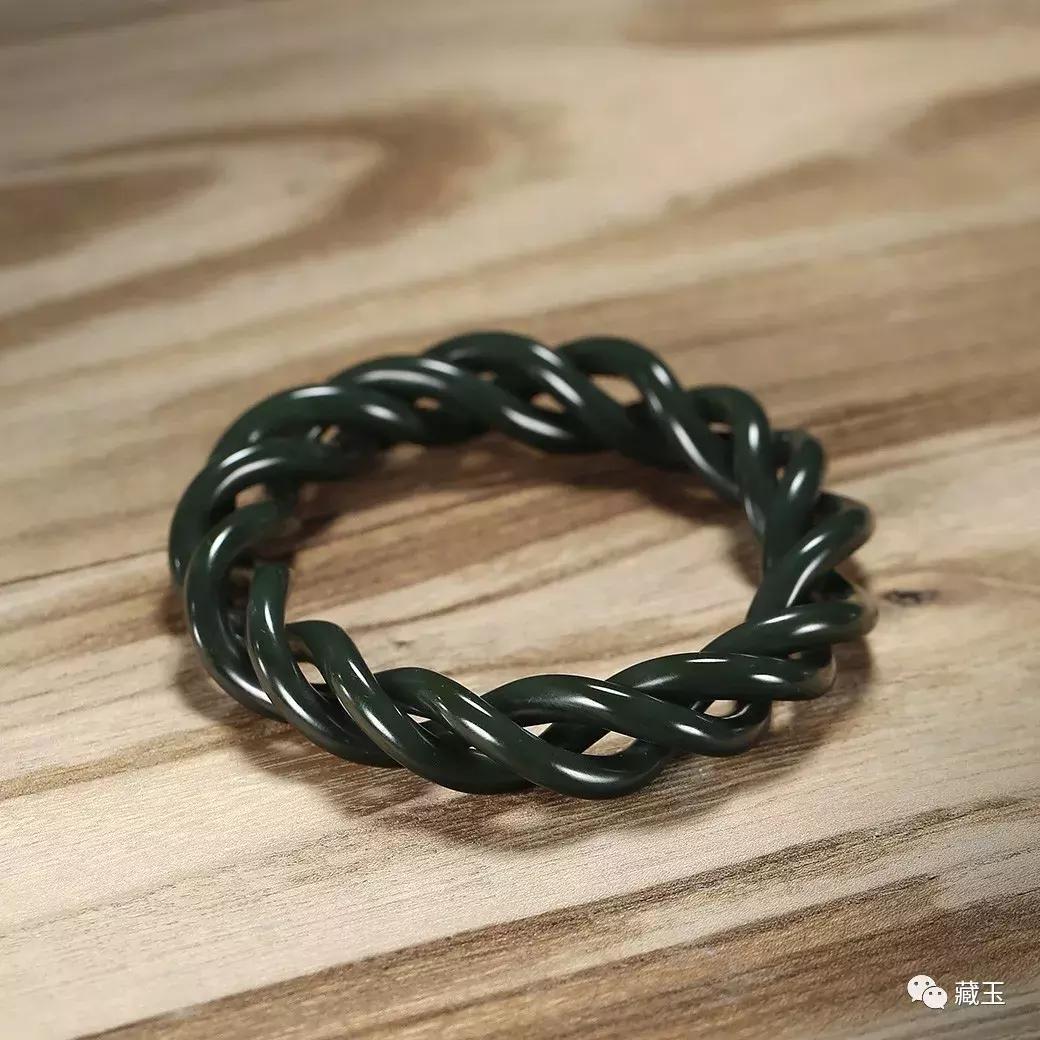 金手镯跟和田玉手镯可以一起戴吗,和田玉晴水手镯和冰晴手镯哪个好