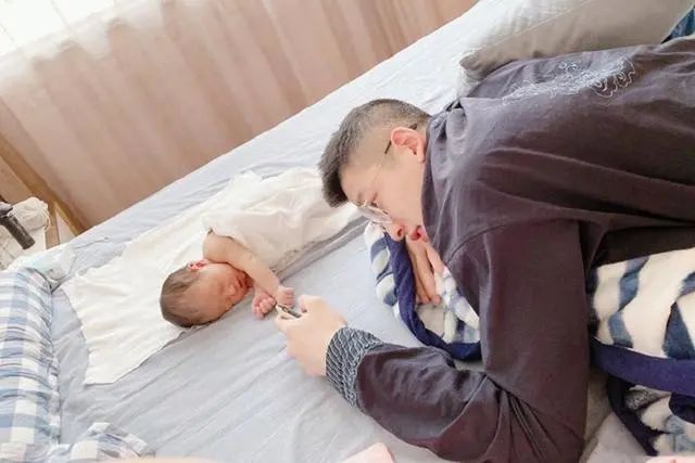 为抓住爱情，小伙将94斤女友喂胖到200斤，生娃后两人更甜蜜