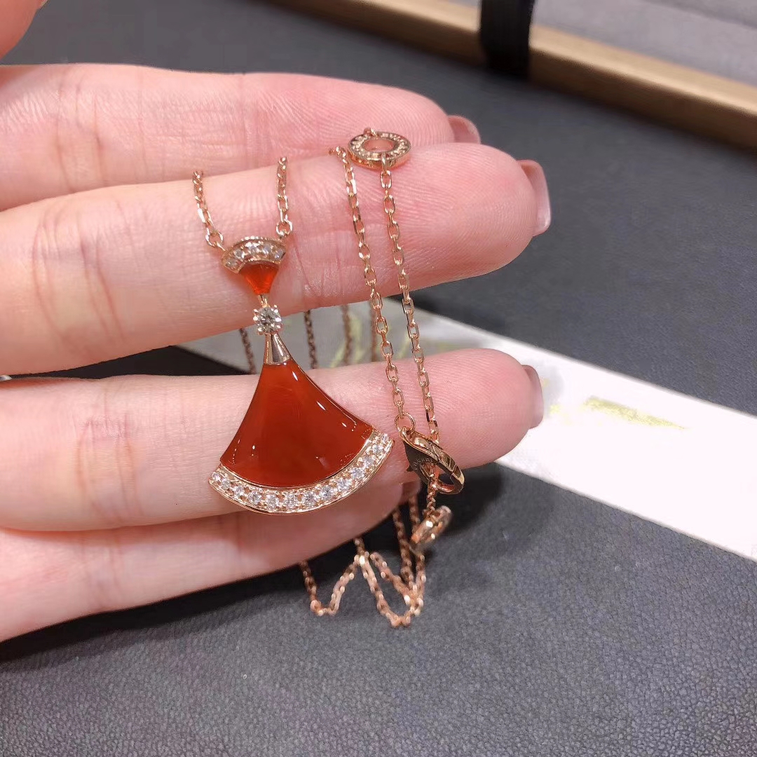 卡地亚宝格丽哪个保值,十大珠宝之首宝格丽经典款有哪些