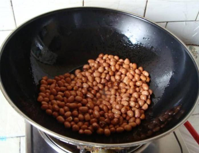 炸花生米时,很多人用错了“水”!难怪花生不脆也不香