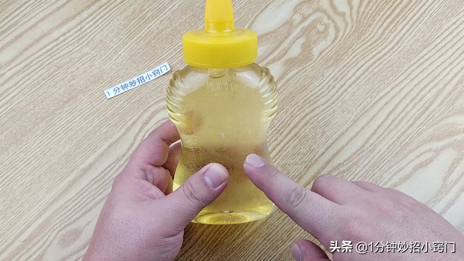 把蜂蜜倒过来,如何将蜂蜜放到冰箱鉴别蜂蜜真假