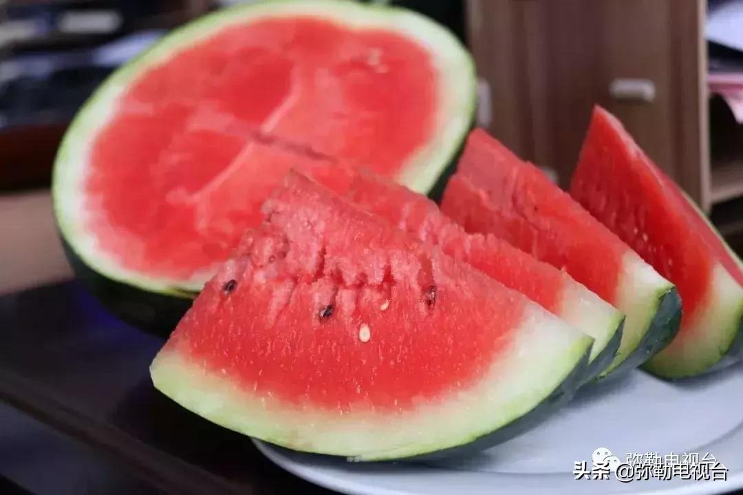 弥勒千亩西瓜熟了!黄心瓜、红心瓜、小香瓜…你喜欢哪种?