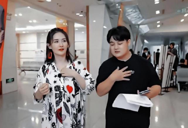 张杰谢娜同框只能看见侧脸,张杰谢娜一家四口的第一次同台