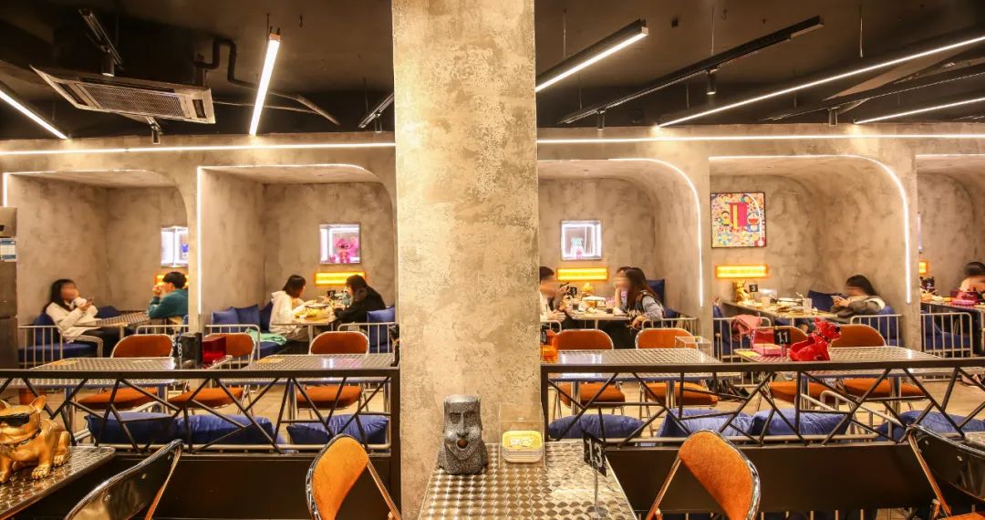 达明路上这家「黑店」，靠着瀑布芝士杀疯了