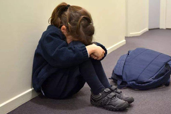 孩子总两腿夹着有什么坏处,孩子出现夹大腿家长要不要教育