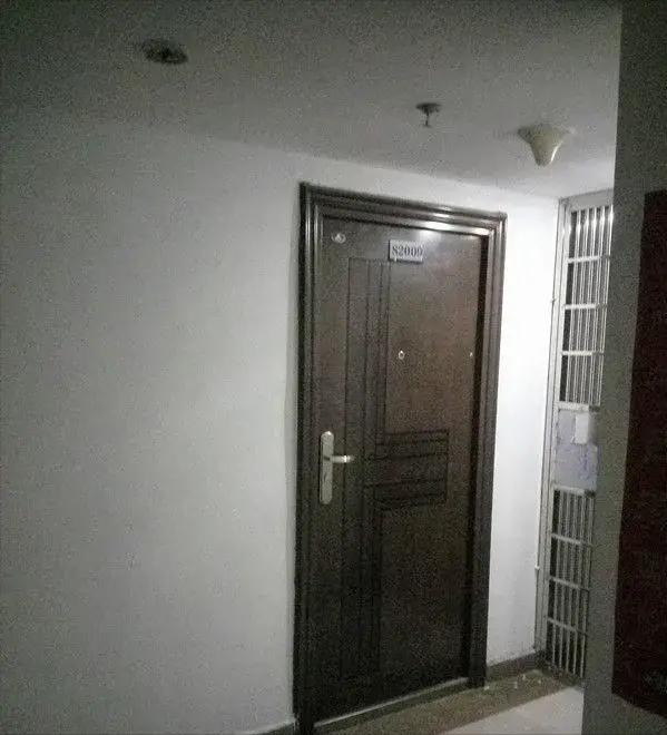 邻居用铁门占过道怎么办,邻居强行霸占公共道路可以报警吗