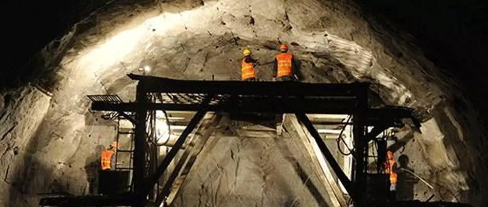 9个小时建一座火车站：吓懵老外的“中国速度”，却把我看哭了