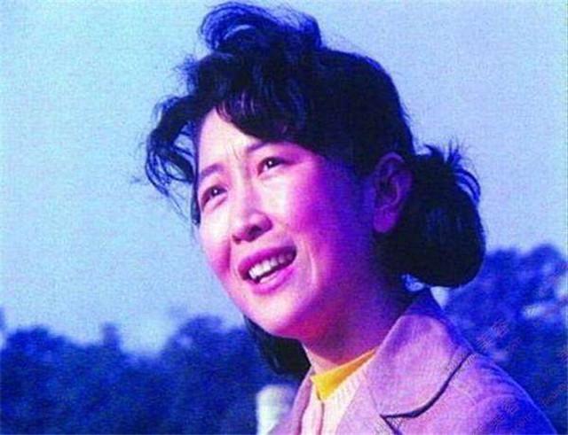 1990年除夕夜，唐国强妻子自杀身亡，留遗书给7岁女儿：为我*仇报**