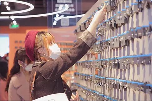 解码新兴饰品选址心机：本土冲流量，外资博调性丨门店密码