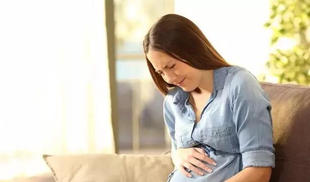 女生肚子痛不是经期但出血,女生肚子痛有没有可能是怀孕了