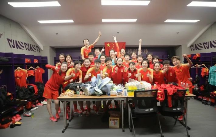 中国足球也在慢慢崛起，力挺他们的付出，为她们喝彩。