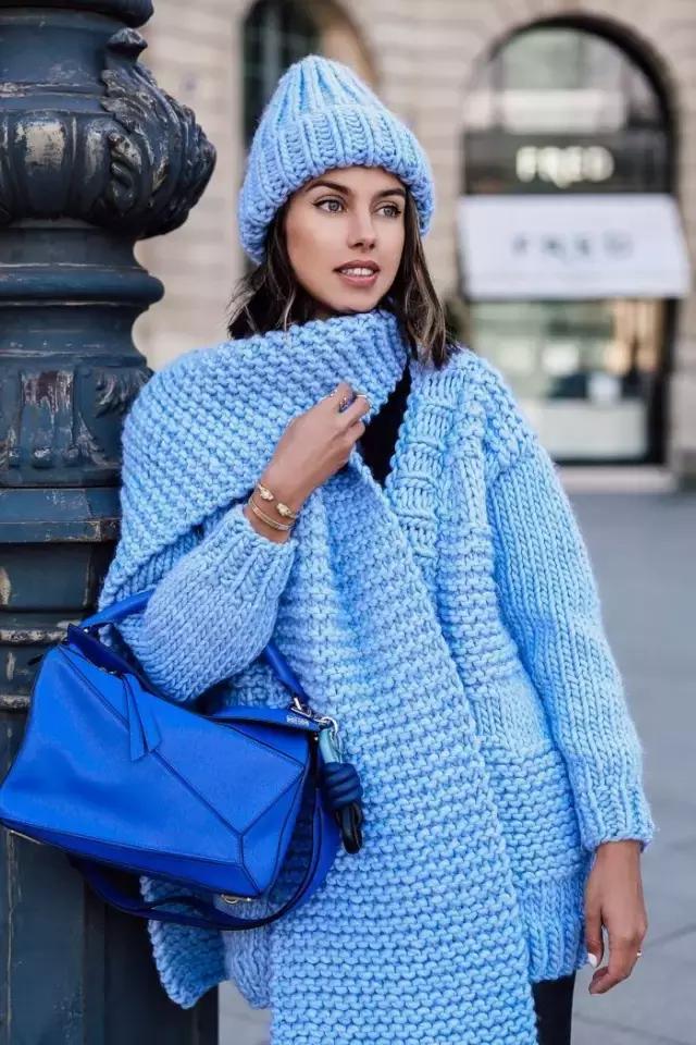 藏青色和黑色哪个更显白显气质,穿这几个颜色显白又气质