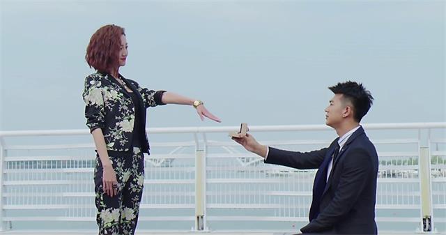 “今天拿着老公工资卡取钱，提示密码不正确，心真寒，离婚吧”