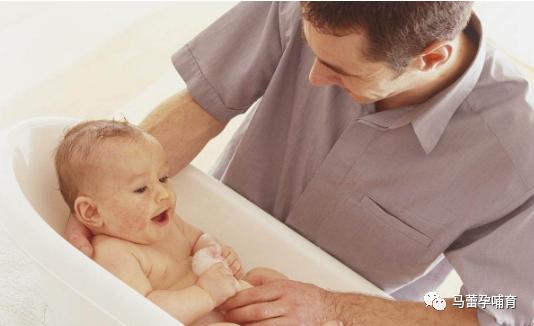 夏天给宝宝洗澡千万别踩这些坑,夏天宝宝洗澡要擦抚触油