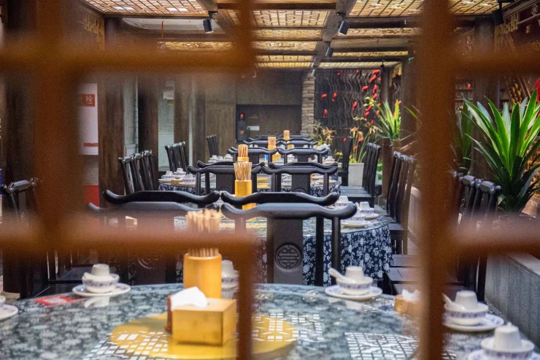 人均60的餐厅带舞台,60人一桌的餐厅