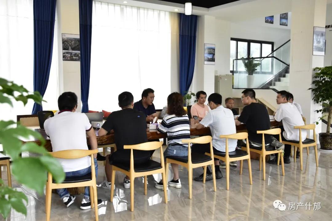 什邡多家本土开发商、施工方齐聚城西这栋叠拼内,所为何事?