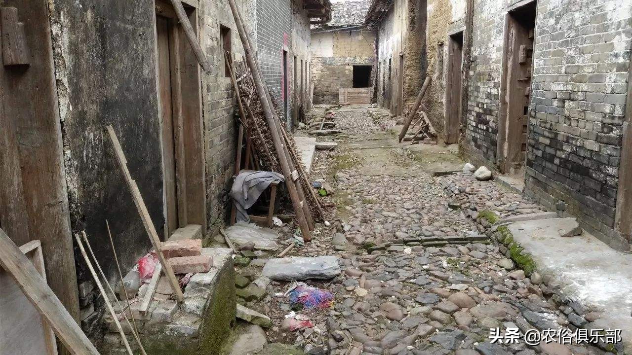 户口在娘家可以分到婆家的地吗,外嫁女在娘家分户无宅基地