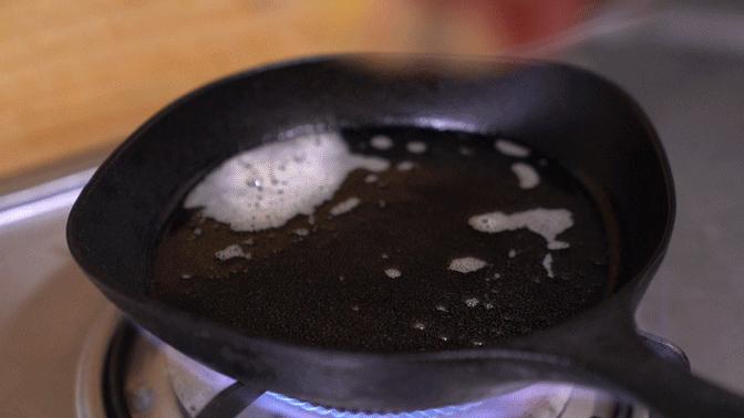 煎牛排爆油怎么办,煎牛排放黑胡椒容易糊吗