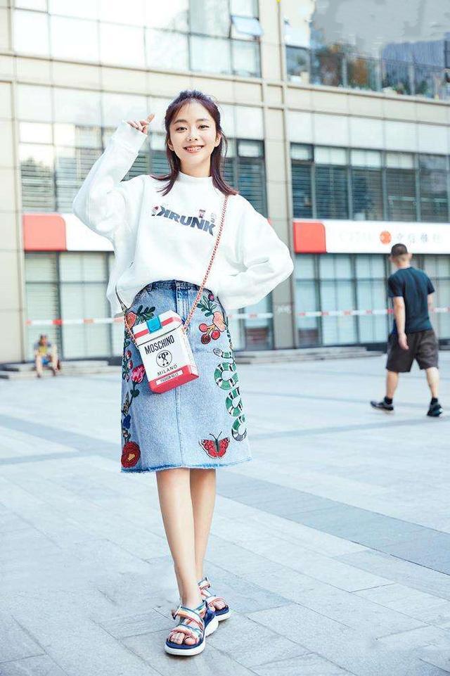 属于夏天的白色，怎么穿才更高级？和这些颜色搭，美到移不开眼