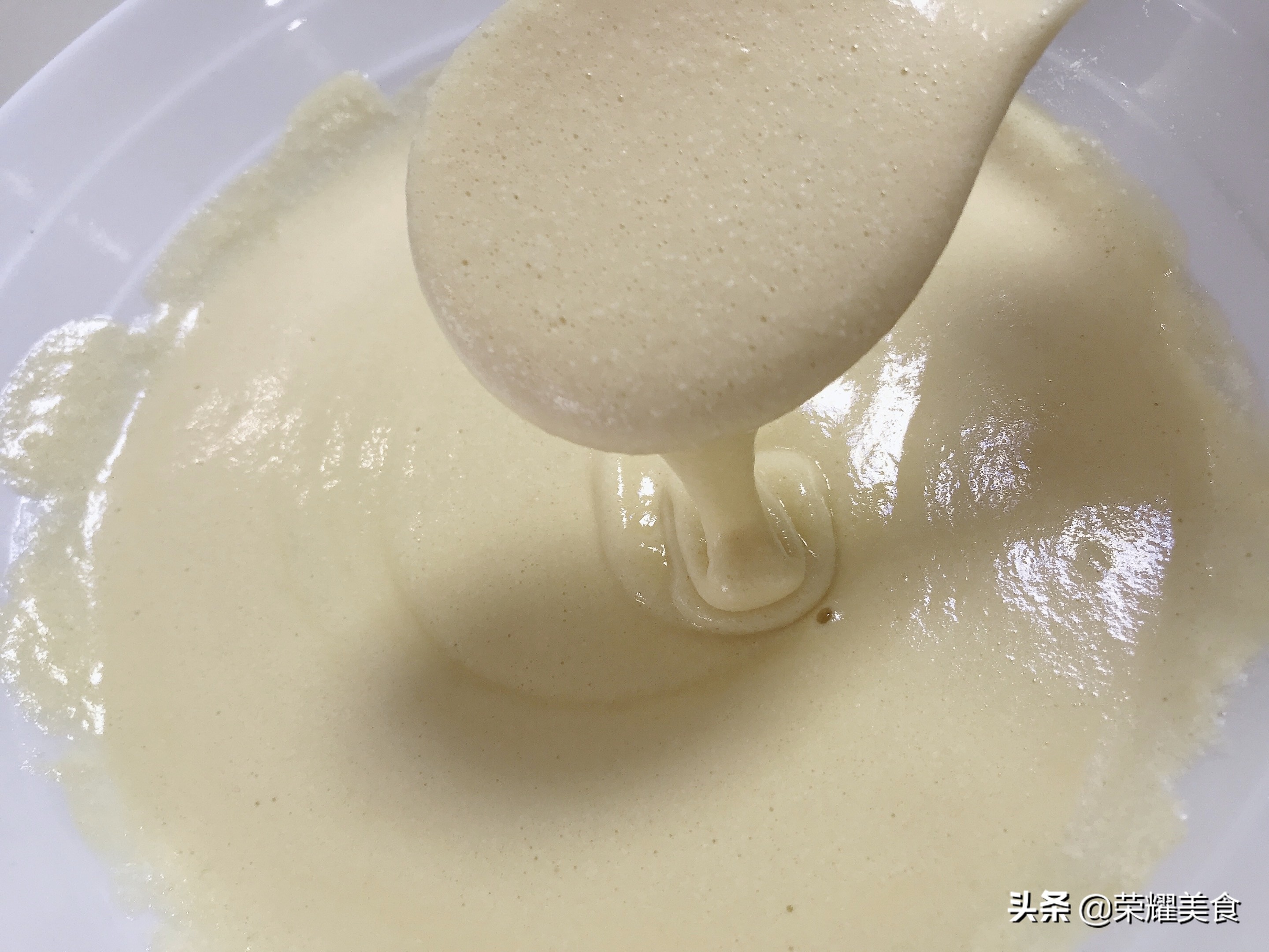 电饭煲做蛋糕简单好吃不用搅拌机,教你用电饭煲做蛋糕方法一学就会