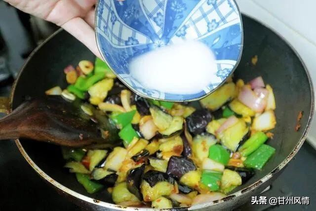 茄子肉段怎么做才能让茄子不油腻,油淋茄子怎样看起来不那么油腻